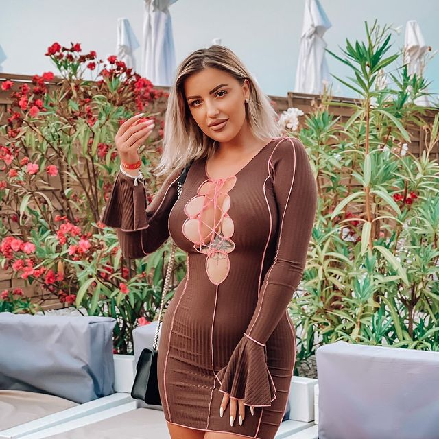 Karinna are aproape 2.500 de urmăritori pe care îi delectează cu fotografii super-hot