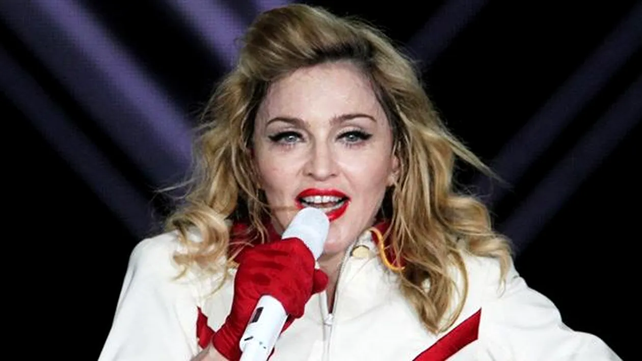 Madonna, pozată cu păsărica la vedere! Vedeta a fost fotografiată goală puşcă, iar imaginile au ajuns pe internet