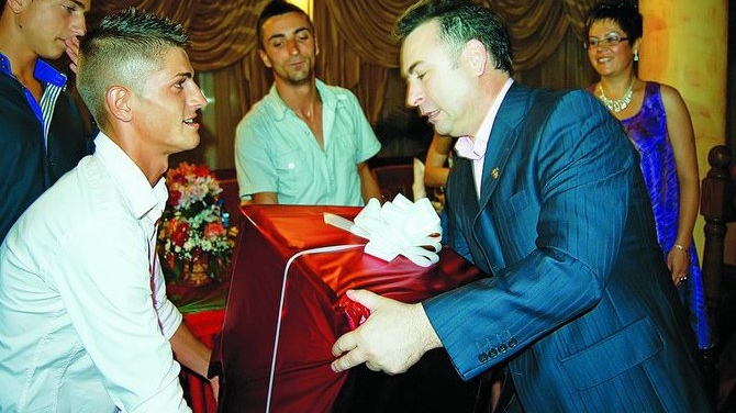 Primarul Nicolae Matei, "cocosat" de daruri
