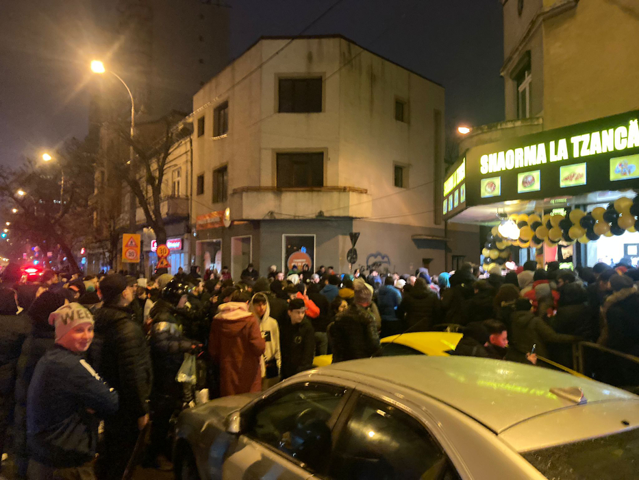 Cozi infernale la shaormeria lui Tzancă Uraganu