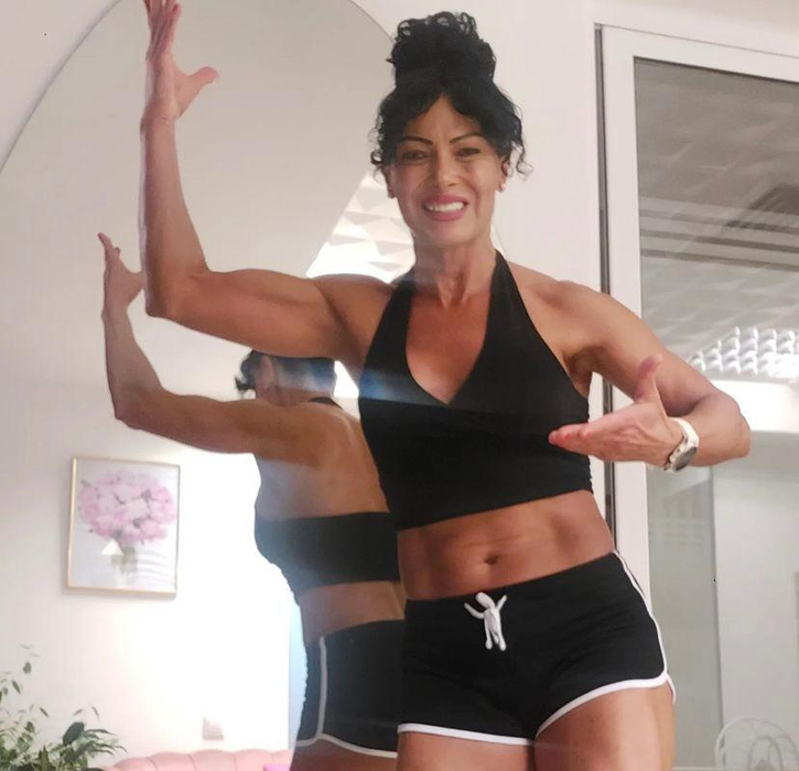 Cine este Mariana Pârju, bunicuța-model cu pătrățele pe abdomen. A ridicat sala în picioare la Românii au talent