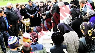 I-au tinut fiul departe de cimitir