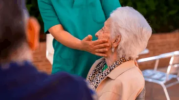 O badantă din Italia a primit 240.000 de euro de la bătrâna pe care o îngrijea. Ce i s-a întâmplat la scurt timp