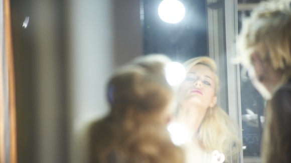 Uite cum se pregăteşte, pas cu pas, Laura Cosoi pentru un pictorial! Blondina a ales albul pur, chiar de Black Friday!