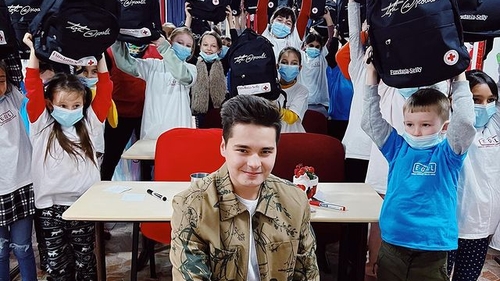 Selly surprinde din nou. Vloggerul a lansat o fundație caritabilă prin care va ajuta copiii defavorizați să meargă la școală