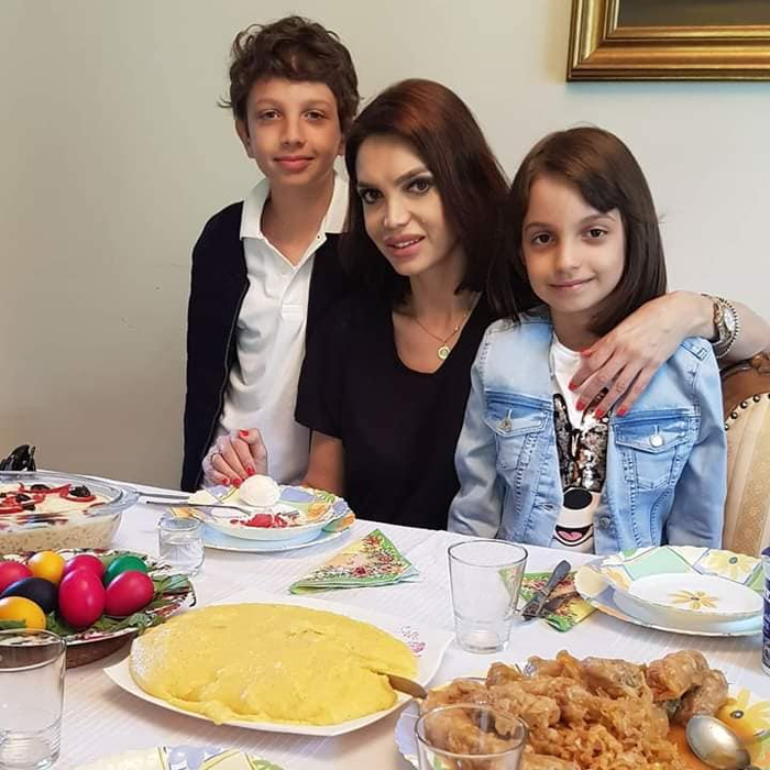 Cristina Spătar se mută cu iubitul misterios! Artista și-a făcut credit pentru casă, după ce a fost dată afară din vilă de fostul soț.