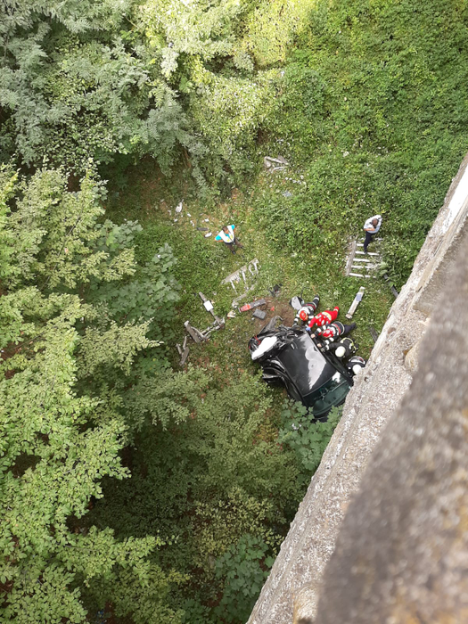 Adolescentul a căzut de la 20 de metri cu mașina