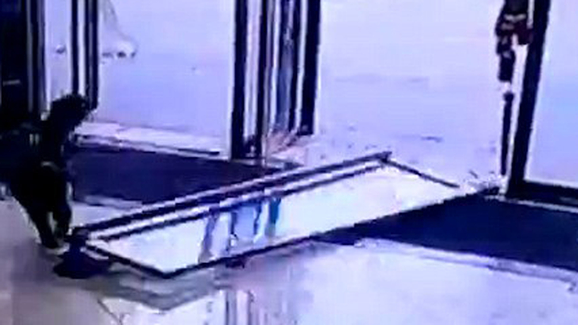 VIDEO. Imagini terifiante! Un geam din sticlă imens s-a prăbuşit pe o fetiţă de numai 3 ani