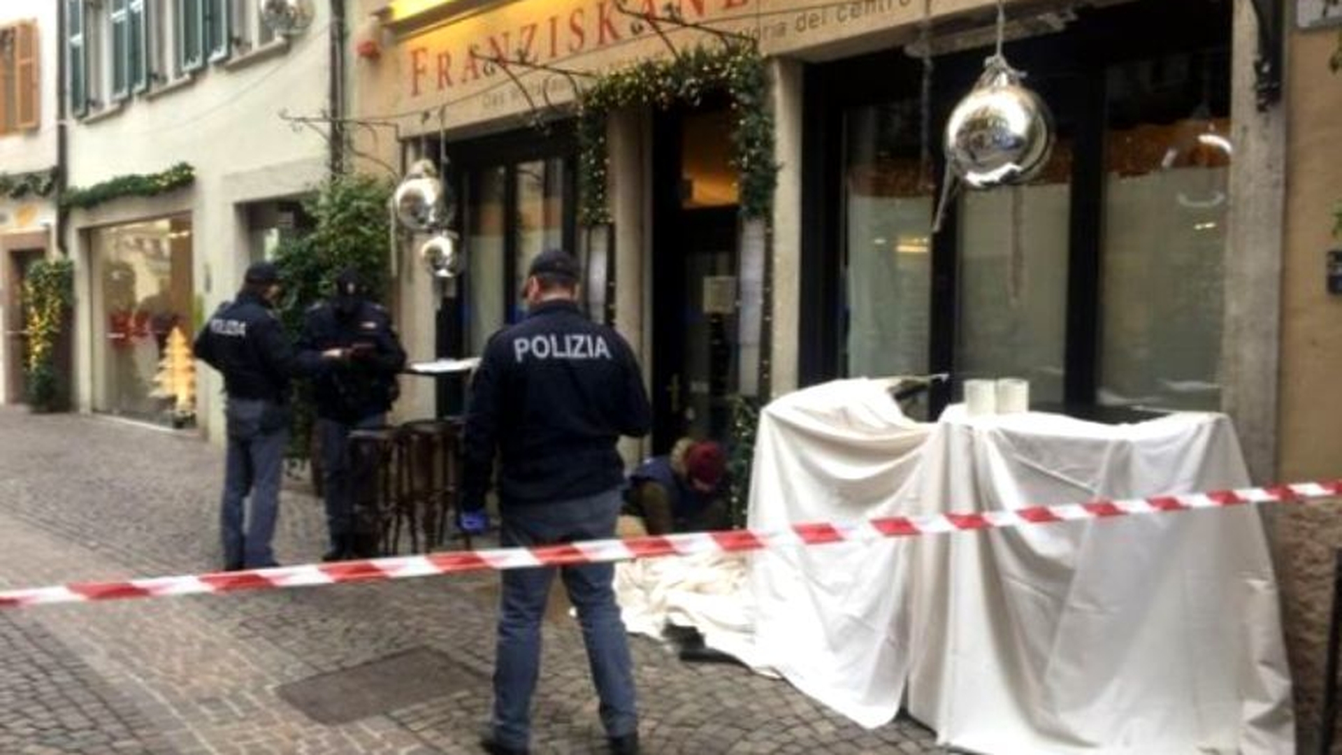 Un hoţ român a murit în Italia, după ce a căzut de pe un acoperiş!