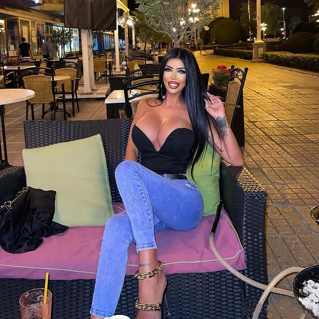 Laura știe cum să-i "întărâte" pe masculii de pe Instagram!