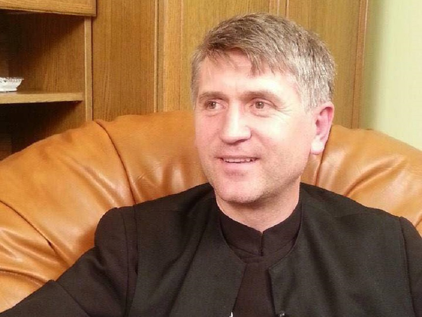 Noi dezvăluiri tulburătoare despre preotul Pomohaci! Transsexualul Geanina susţine că a întreţinut relaţii intime cu părintele