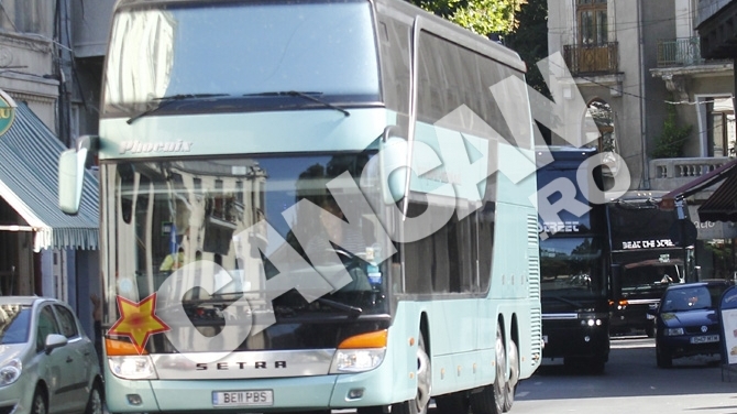 Adevaratul motiv pentru care Lady Gaga a dormit in fata hotelului! Ce se ascunde de fapt in autobuzul vedetei!
