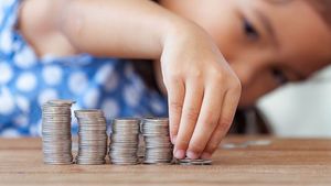 Peste 7.000 de părinți dau în judecată Guvernul Orban pentru că refuză să dubleze banii copiilor