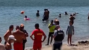 TRAGEDIE la 2 Mai! Un bărbat de 55 de ani a murit înecat după ce a căzut de pe o placă de surfing