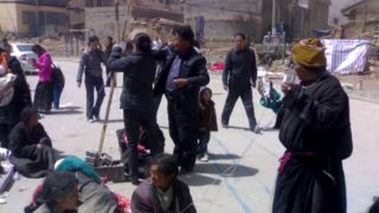 Aproximativ 300 de persoane si-au pierdut viata in urma unui cutremur cu magnitudinea de 6,9, produs in China