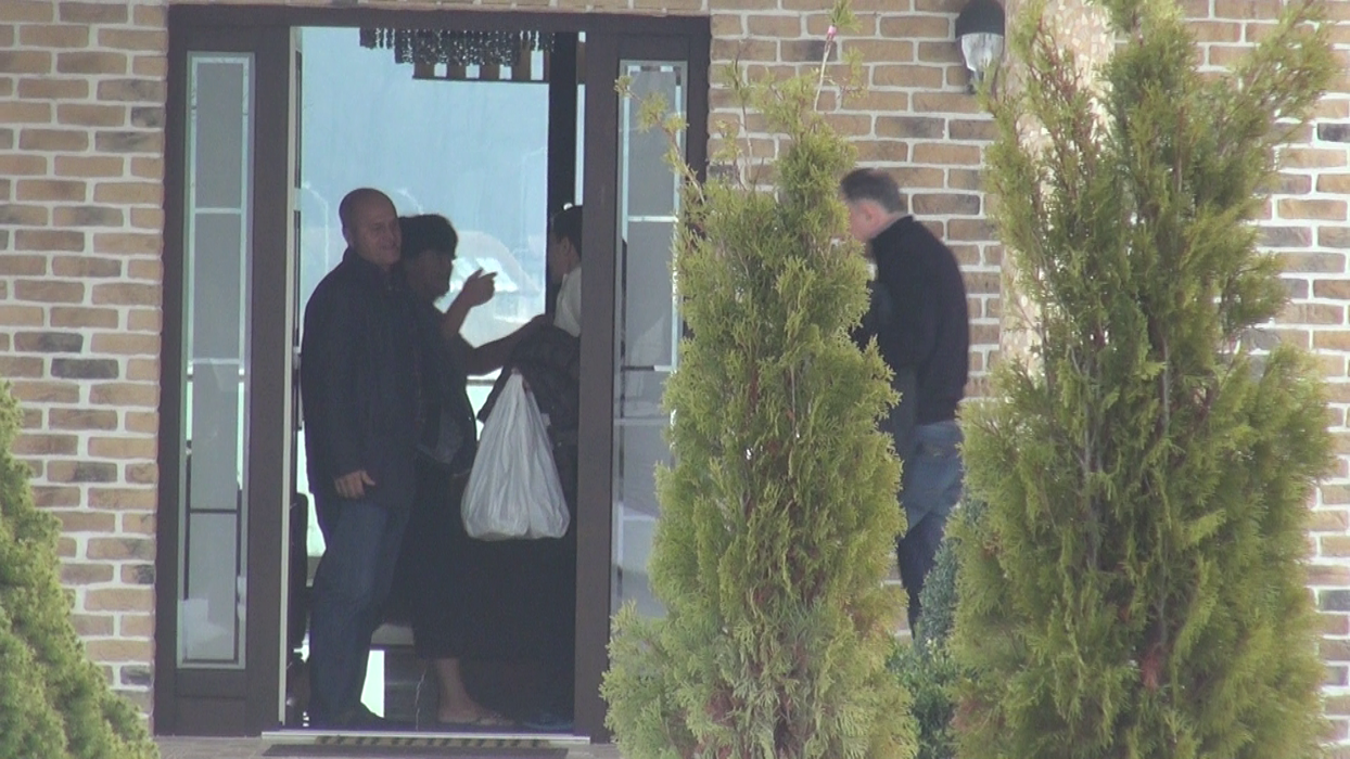IANUARIE 2016. Mihaela şi Mircea Geoană au fost în vizită la Snagov, acasă la soţii Călina. Gazdele şi-au aşteptat musafirii la uşă, iar CANCAN.ro a filmat atunci primirea
