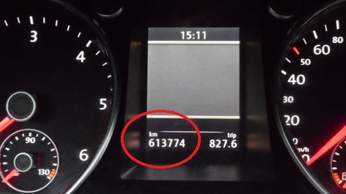 Asta le întrece pe toate! Un român a dat înapoi kilometrajul unei maşini cu... 550.000 de kilometri!