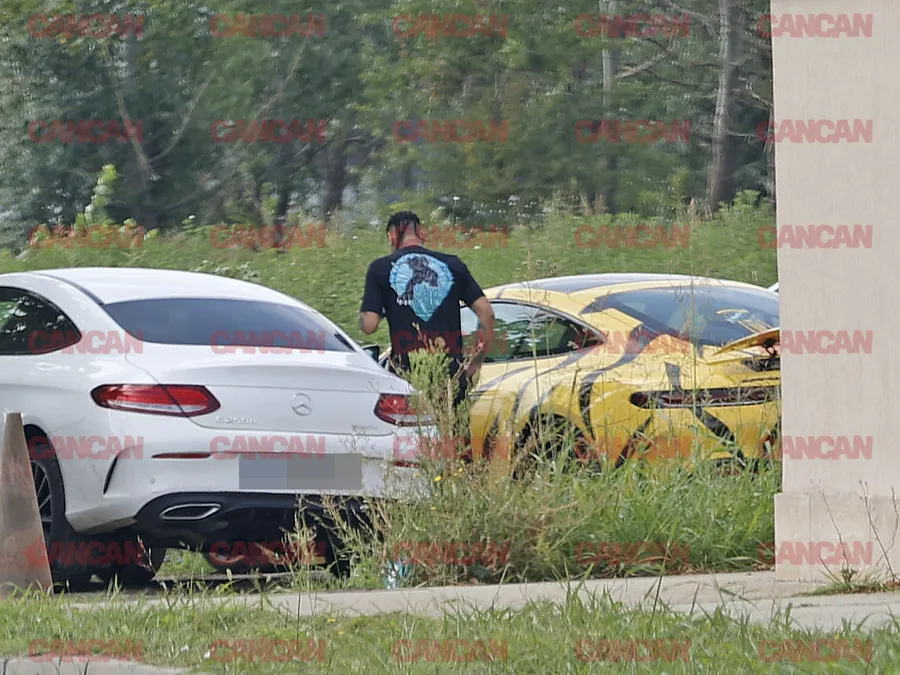 S-a urcat la volanul bolidului său tunat 