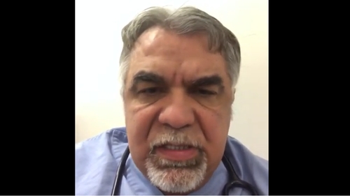 Fostul medic al lui Michael Jackson sare în ajutorul românilor: ”Astea-s soluțiile pentru a scăpa de coronavirus!” Pare incredibil ce soluție trebuie să bei! Se folosește la rufe și… VIDEO