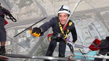 Meserie la mare inaltime! Povestea incredibila a celor care spala geamurile celei mai inalte cladiri din lume