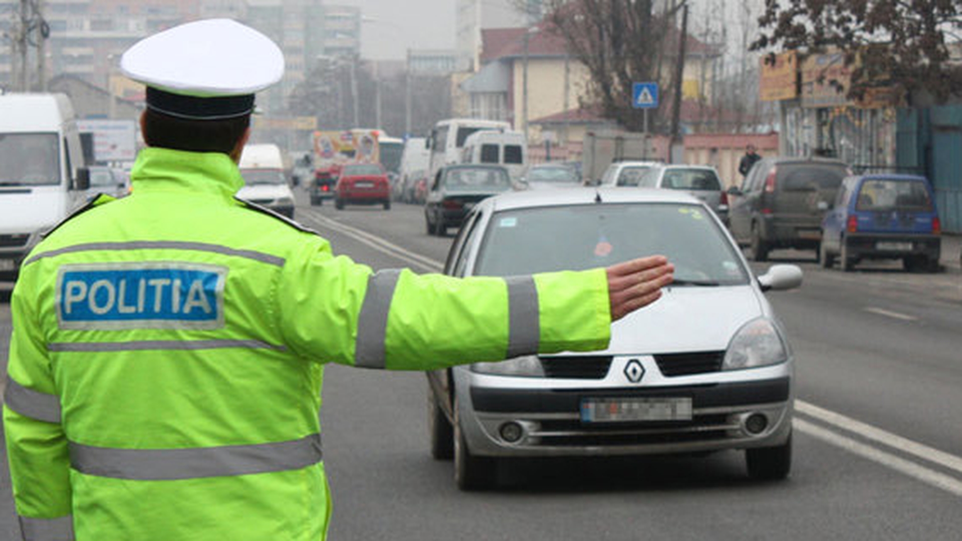 GHIDUL ŞOFERULUI. Care sunt obligaţiile poliţistului care vă opreşte, şi ce NU poate să vă facă!