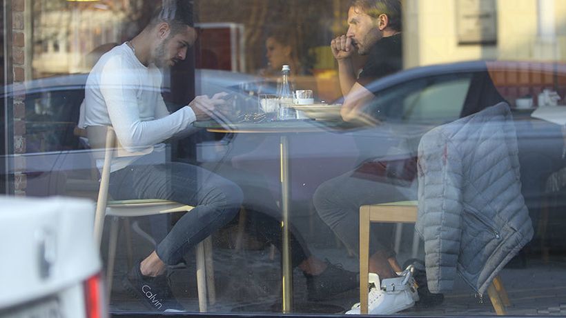 VIDEO EXCLUSIV. Exilaţii lui Gigi Becali au făcut „terapie de grup” la cafenea