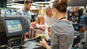 A renunțat la jobul din corporație și s-a angajat la supermarket. Ce salariu primește acum o tânără din Marea Britanie