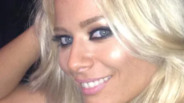 O sa ramai surprins! Ce tine Laura Cosoi intre picioare, in timp ce sta la plaja! Fotografie realizata in urma cu putin timp