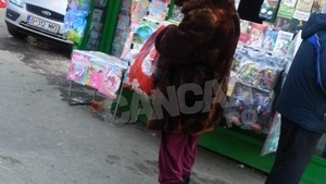 Ce face "cea mai batrana mama din Romania" dupa ce isi lasa fetita la scoala!