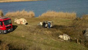Cadavrul unui afacerist, găsit într-o maşină cuprinsă de flăcări pe malul unui lac din Constanţa