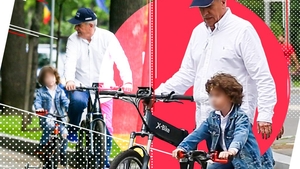 Călin Popescu Tăriceanu & juniorul s-au “întrecut” cu bicicletele pe Kiseleff