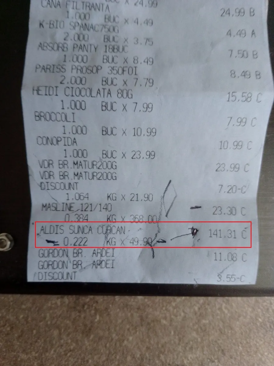 Casiera a luat foc după ce a văzut bonul fiscal eliberat la un supermarket din Lugoj. Clientul venise să-i ceară să remedieze eroarea care l-ar fi lăsat fără bani pe card