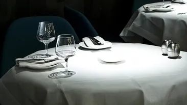 Un BĂRBAT s-a ÎMBOGĂŢIT după ce şi-a scos IUBITA la RESTAURANT. Ce a găsit în FARFURIE FOTO