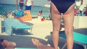 O româncă în chiloți i-a stricat poza lui Mihai Trăistariu! A vrut să-și pozeze lenjeria pe plajă, dar "tanti" a intrat în cadru