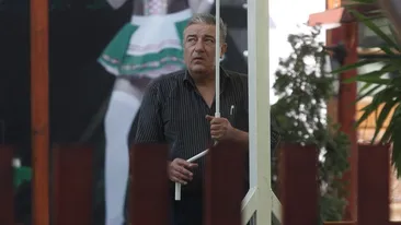 Florin Huidu a servit la terasa in haine de doliu! Tatal fostului Carcotas a urmarit inmormantarea la televizor!