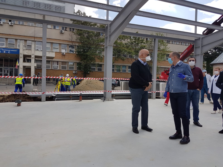 Primarul Sectorului 4, Daniel Băluță, și secretarul de stat Raed Arafat, pe șantierul celei mai moderne Unități de Primiri Urgențe din România, construită în curtea Spitalului ”Bagdasar-Arseni” din București