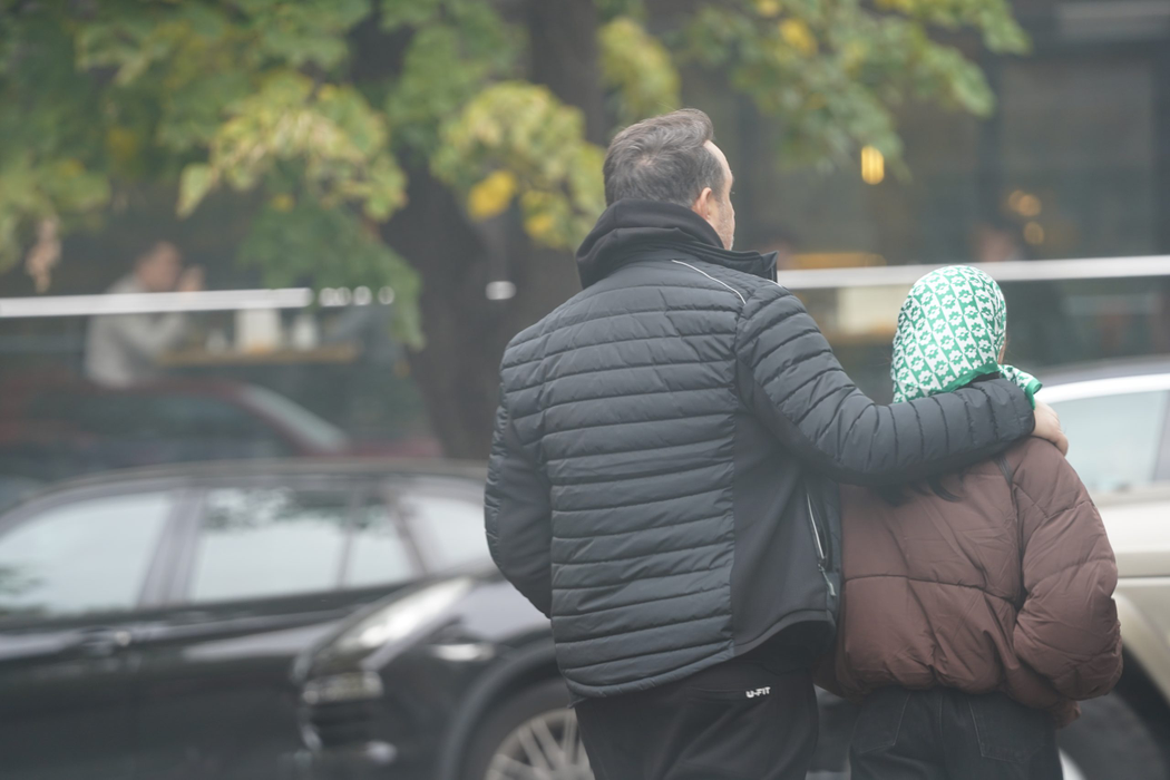 Silviu Andrei și-a luat, protector, fetița de după umeri