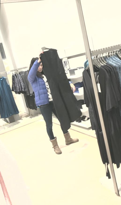 Ramona probează o rochie