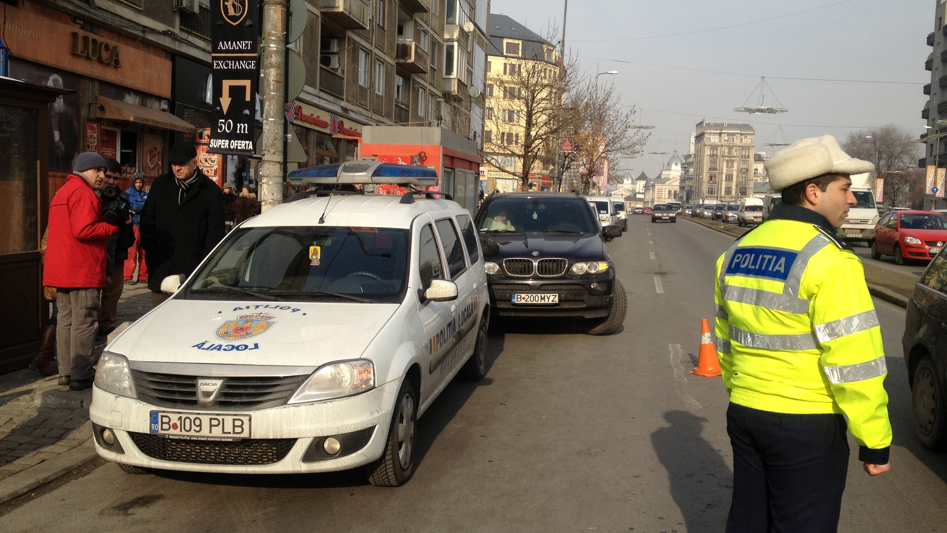 Fite sau accident? Vezi cine este femeia care a dat cu masina peste un agent de politie, in centrul Capitalei!