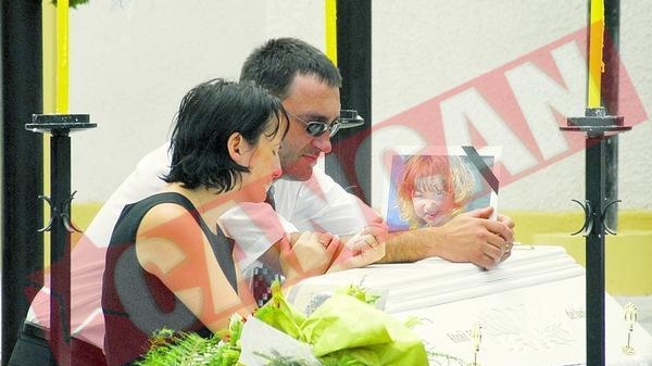 Au ingropat-o pe fetita ucisa de etajera din banca