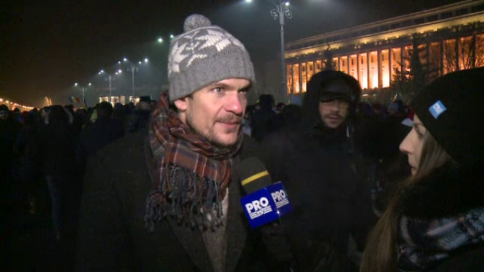 Tudor Chirilă a luat parte la proteste însoţit de o echipă de filmare a PROTV, semn că şefii lui ştiu despre acţiunile lui anti-Dragnea/PSD