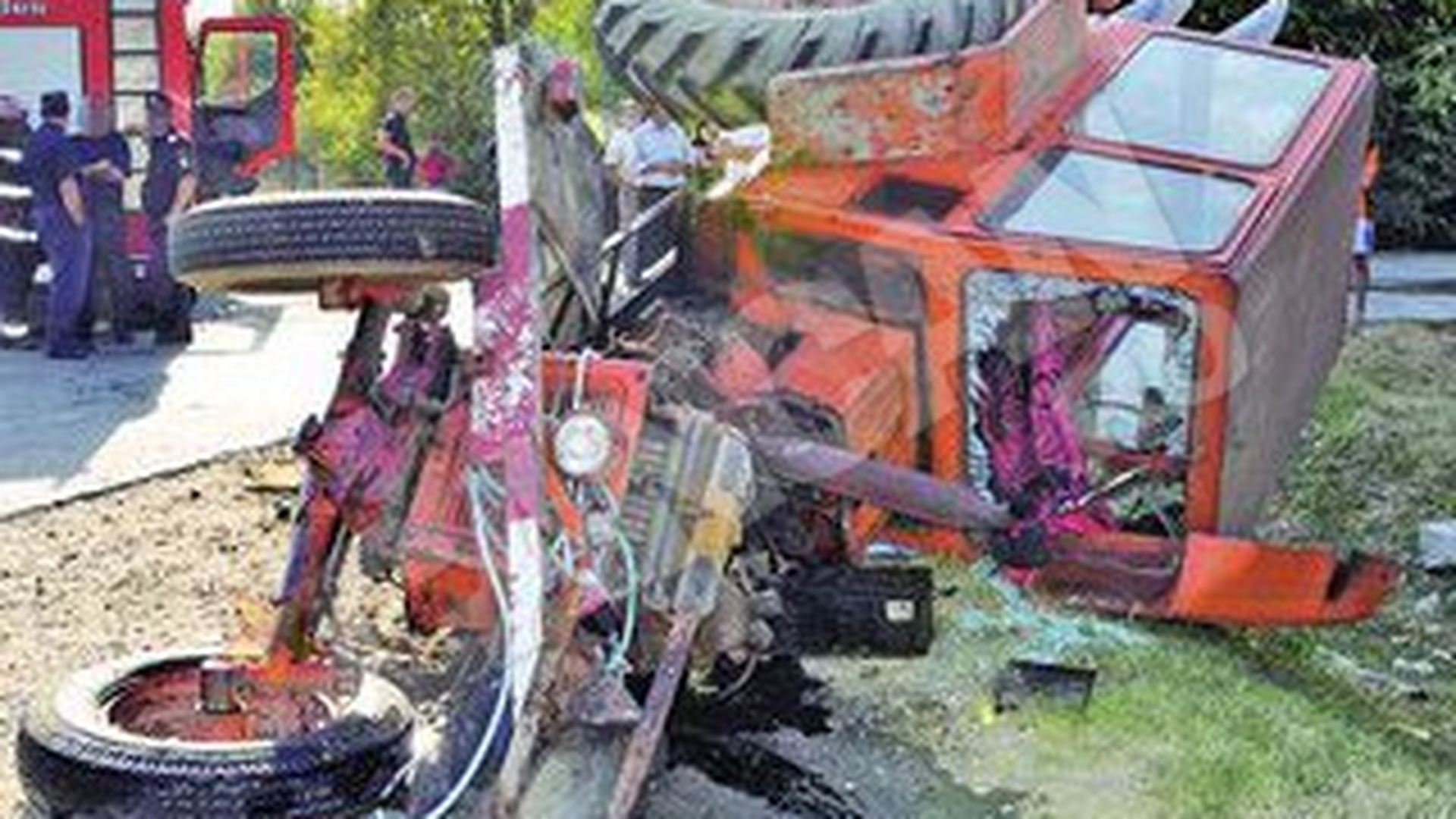 Accident spectaculos in Gorj Tractor rupt in doua de un BMW