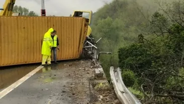 Accident teribil în Italia! Un șofer român de TIR a murit