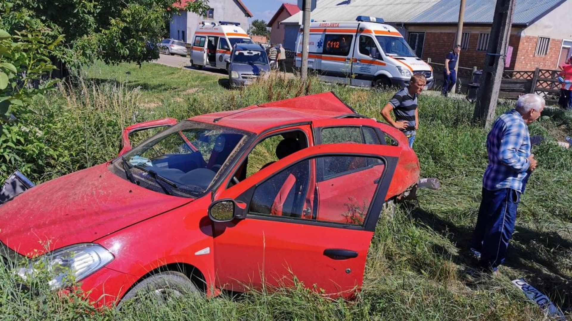 Accident teribil! O mașină a fost lovită de un tren, în Bacău! Trei persoane au decedat pe loc, iar alte două au fost transportate în stare gravă la spital