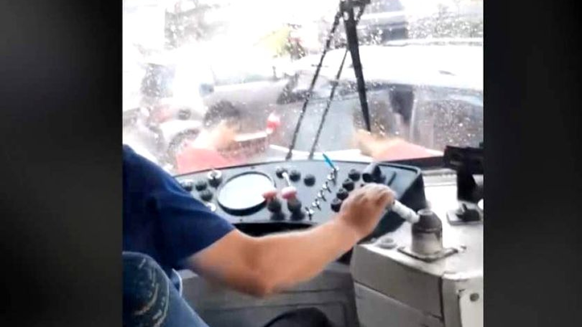 Caz șocant în București! Un vatman a intrat intenționat cu tramvaiul într-o mașină