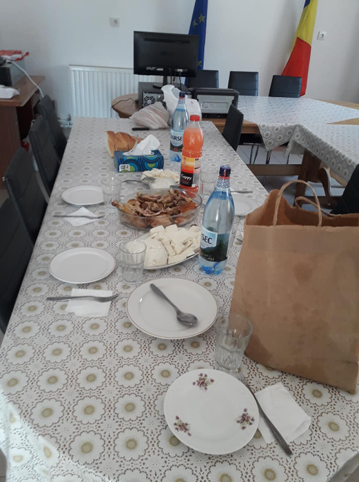 Masa a rămas pustie, petrecerea a fost ratată