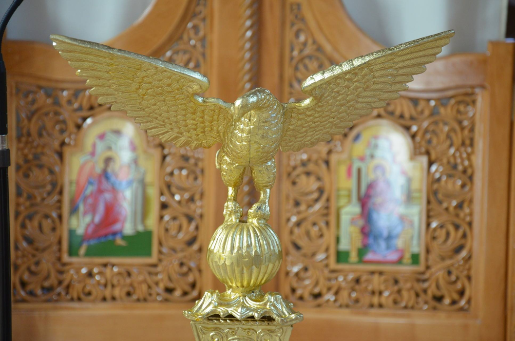 Stativul pentru Evanghelie este decorat cu un vultur, simbol al libertăţii