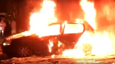 Și-a incendiat propria mașină și a stat să vadă cum arde. Piromanul a fost ars și el!