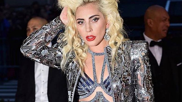 S-a făcut de râs la piscină! LADY GAGA a purtat un costum de baie prea larg şi i s-a văzut zona intimă, dar şi ”colăceii”