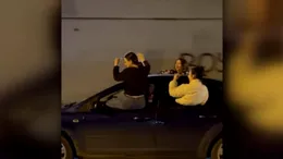 O șoferiță de 19 ani a rămas fără permis după ce a făcut spectacol pe o stradă din Cluj. Cum a fost filmată, alături de prietenele ei